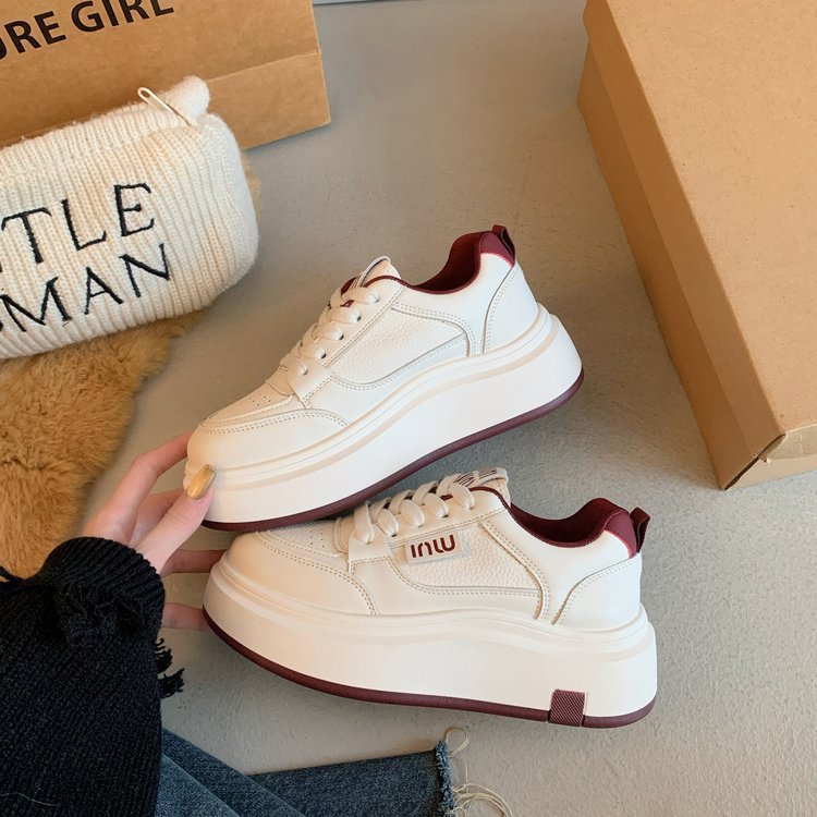 Damen Plattform Sneakers mit modischer Silhouette und rutschfester Außensohle EB