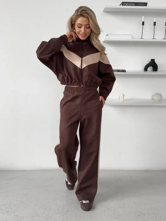 Damen cropped Zipjacke und weite Trackpants mit kontrastierendem Seitenstreifen Eichborn Berlin