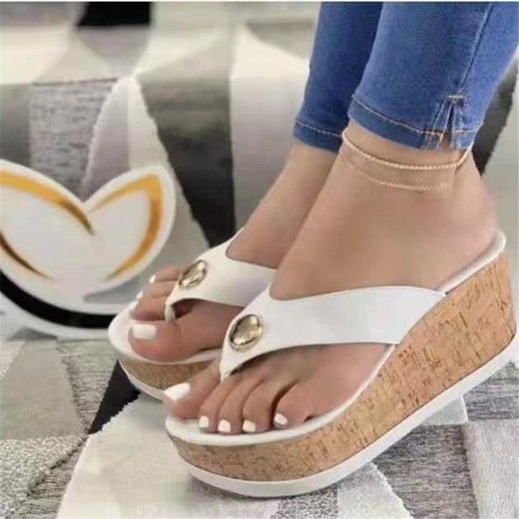 Damen Wedge-Pantoletten mit eleganter Korksohle und dekorativen Metallapplikationen EB