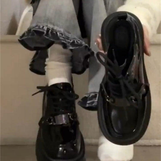 Damen Chunky Sneakers mit glänzender Oberfläche und modischem Anhänger EB