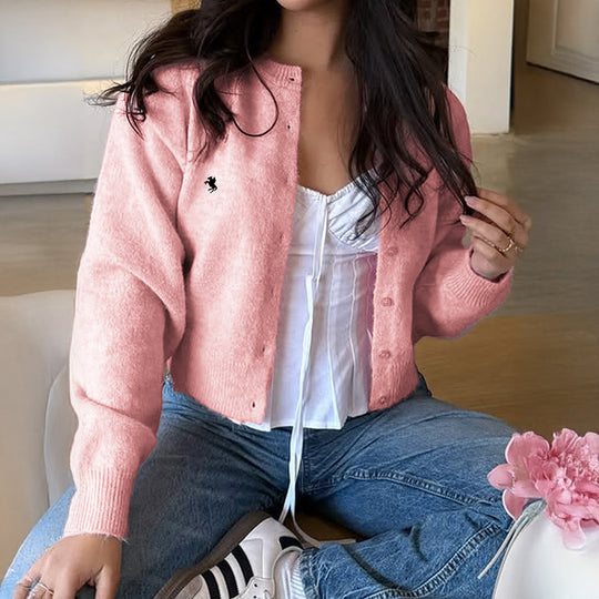 Damen nan kurze Feinstrick‑Strickjacke mit Perlmuttknöpfen, Rundhalsausschnitt und zierlichem Pferde‑Stick EB