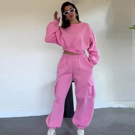 Damen komfortables Cropped-Sweatset mit oversized Pullover und High-Waist Cargo-Jogger Eichborn Berlin