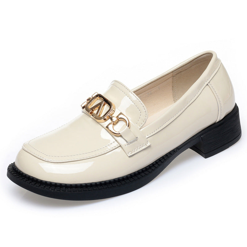 Damen Elegante Mokassins mit glänzendem Lackfinish und modischem Kettenakzent EB