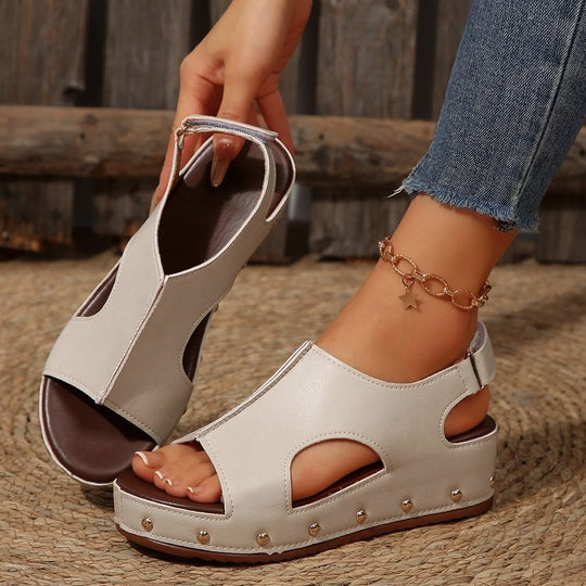 Damen Wedge Sandalen mit modischem Cut-out und elegantem Nietenrand EB
