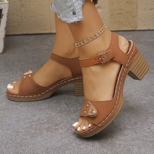 Damen Komfortable Wedge-Sandalen mit dekorativen Perforationen EB