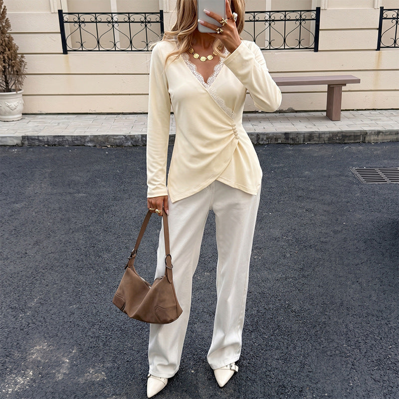 Damen Wickelshirt mit Spitzen-V-Ausschnitt, Raffung und Knopfdetail EB