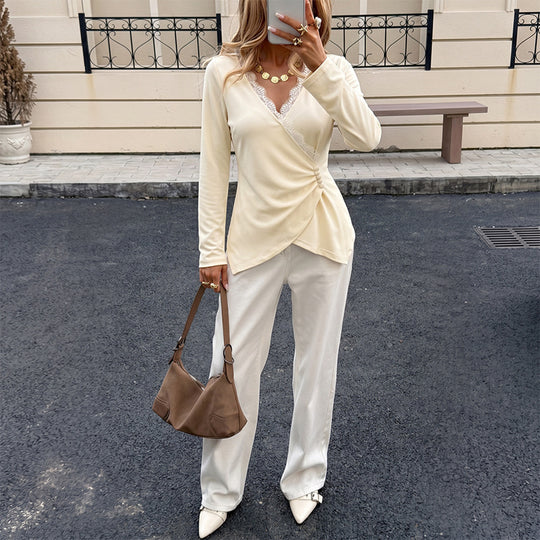 Damen Wickelshirt mit Spitzen-V-Ausschnitt, Raffung und Knopfdetail EB