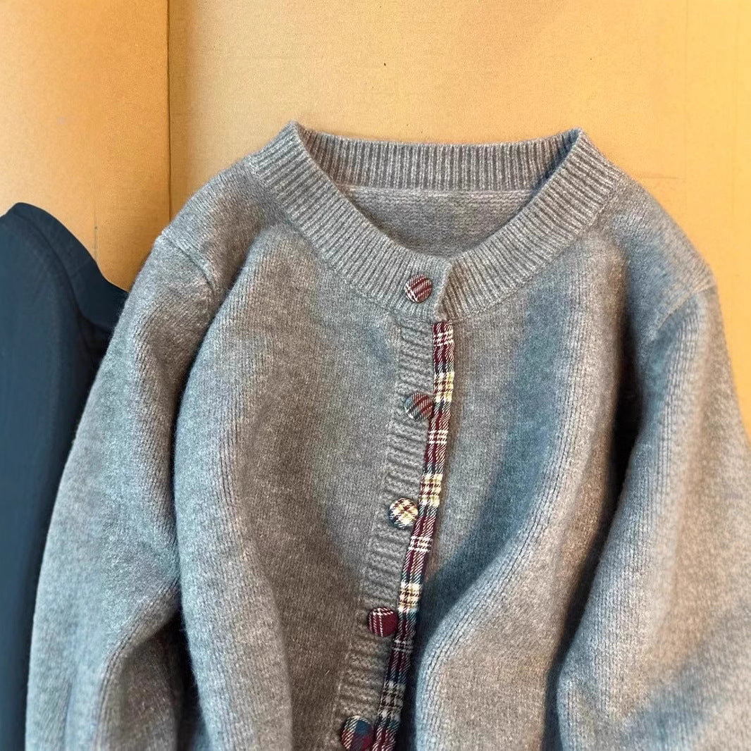 Damen Strickjacke mit Kontrastkragen und dekorativen Knöpfen EB