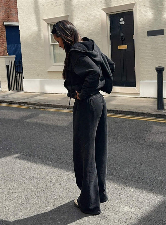 Damen gekürztes Kapuzen-Sweatshirt mit Oversize-Ärmeln und high-waist Wide-Leg Freizeithose Eichborn Berlin