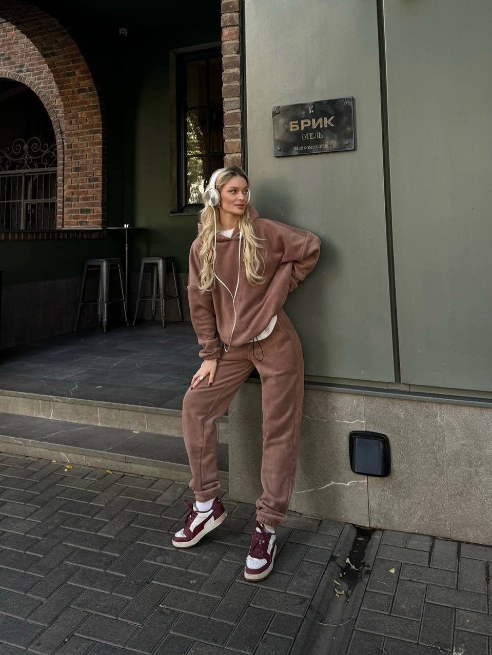 Damen kuscheliges Sweat-Set mit extralangem Kapuzenpullover, verdeckter Kängurutasche und schmal zulaufender Bündchenhose Eichborn Berlin