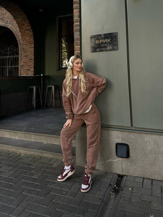 Damen kuscheliges Sweat-Set mit extralangem Kapuzenpullover, verdeckter Kängurutasche und schmal zulaufender Bündchenhose Eichborn Berlin