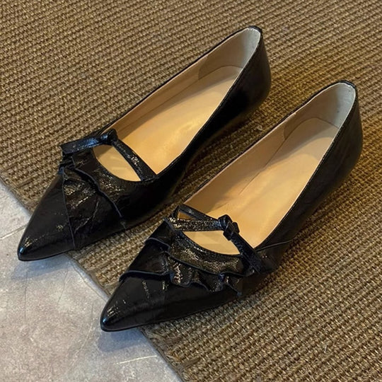Damen spitze Pumps mit verspieltem Rüschendetail und elegantem Bindeband EB