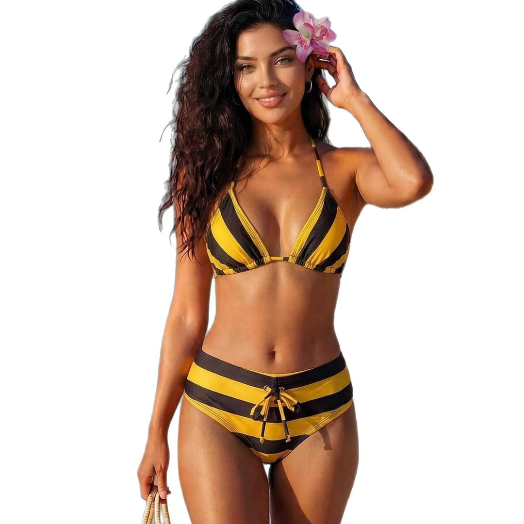Damen Bikini mit trendigem Schnitt und verspielten Streifen EB