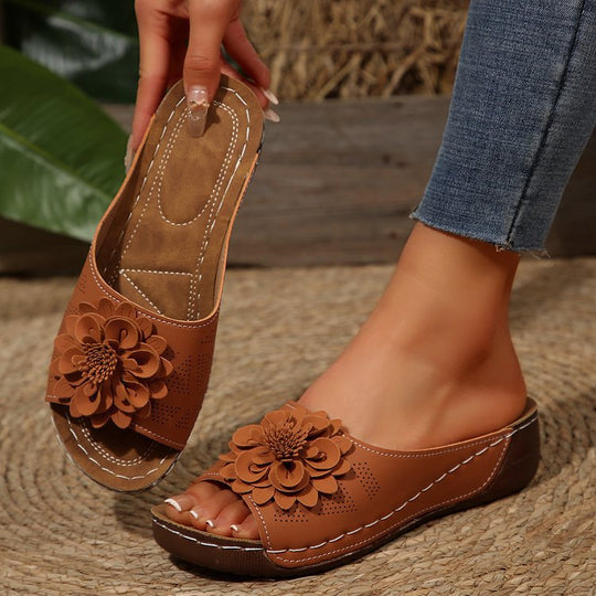Damen Offene Zehen-Pantoletten mit Blumenapplikation, perforiertem Obermaterial und ergonomischer Keilsohle EB