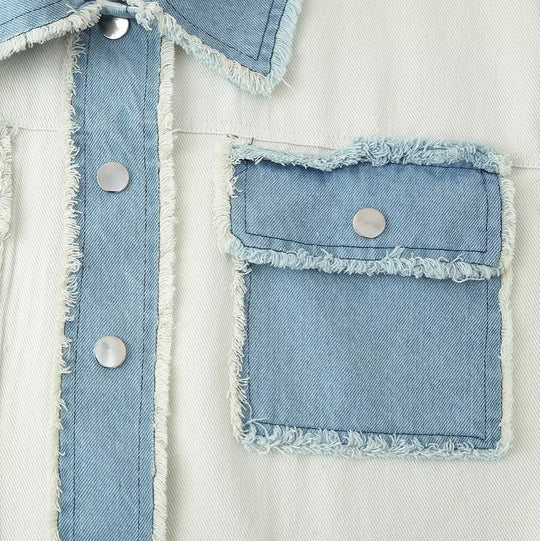 Damen cropped Denimjacke mit kontrastierenden Taschen und fransigem Saum EB