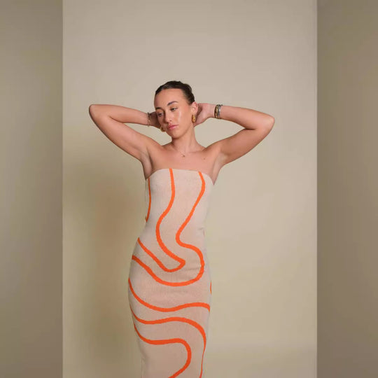 Damen Maxikleid im trendigen Silhouette mit asymmetrischem Design und dekorativen Linien EB
