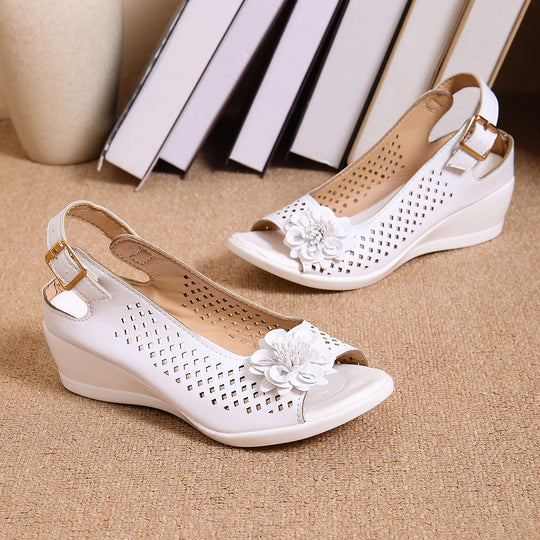 Damen Wedge-Sandaletten mit floralem Cut-Out-Design und komfortablem Fersenriemen EB