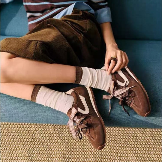Damen Retro Sneakers mit hochwertigem Wildleder und modischem Riemen EB