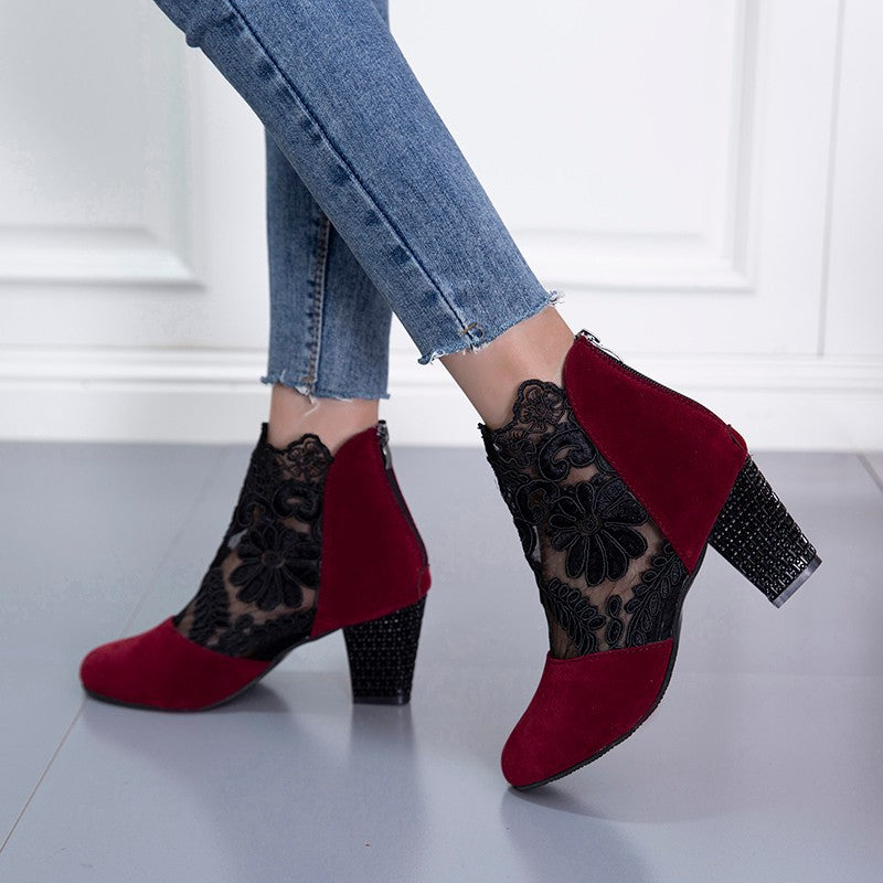 Damen Elegante und modische Ankle Boots mit floralen Spitzeinsatz und glitzerndem Absatz EB