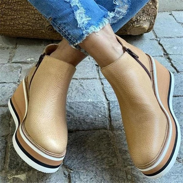 Damen Keilabsatz-Stiefelette aus strukturiertem Leder mit elastischem Einsatz und rutschfester Plattformsohle EB