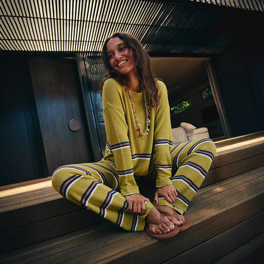 Damen gestreiftes Strick-Lounge-Set mit weichem Oversize-Pullover und weitem High-Waist-Hose Eichborn Berlin