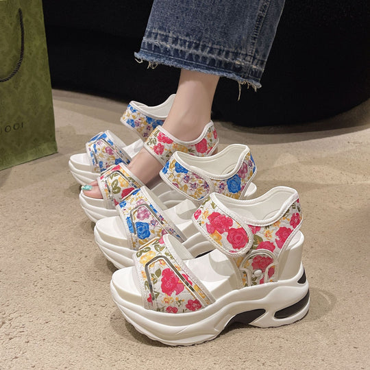 Damen Massiver Keilabsatz-Sandalette mit verstellbaren Klettriemen und geblümtem Textilobermaterial EB