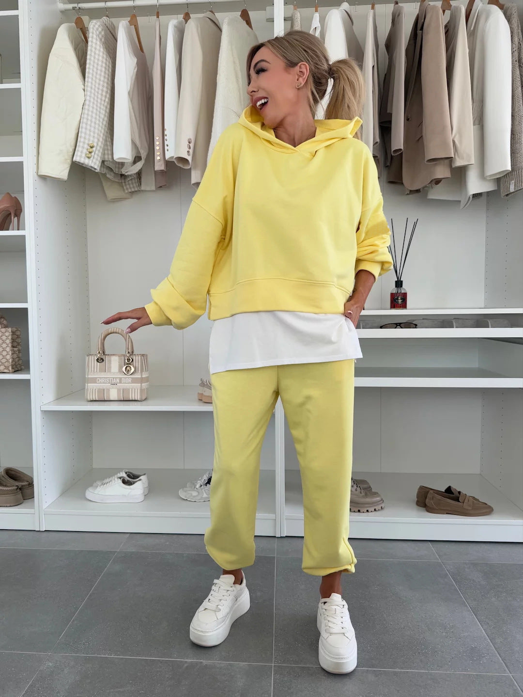 Damen Cropped-Hoodie-Lounge-Set mit asymmetrischem Saum, voluminösen Raglanärmeln und gekrempelter Jogginghose Eichborn Berlin
