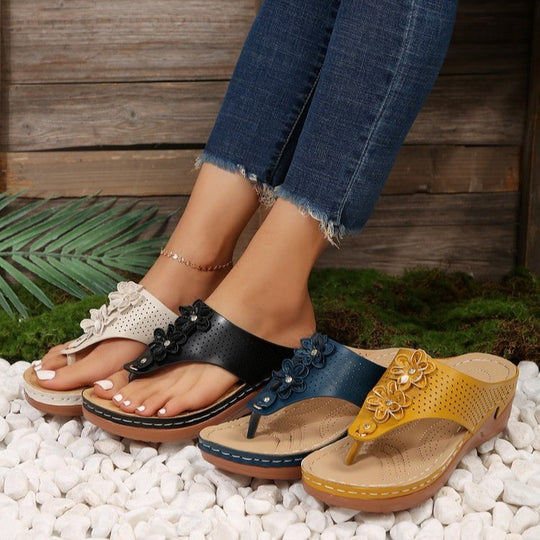 Damen komfortable Zehentrenner-Sandalen mit modischen Blumendetails und anatomischem Fußbett EB