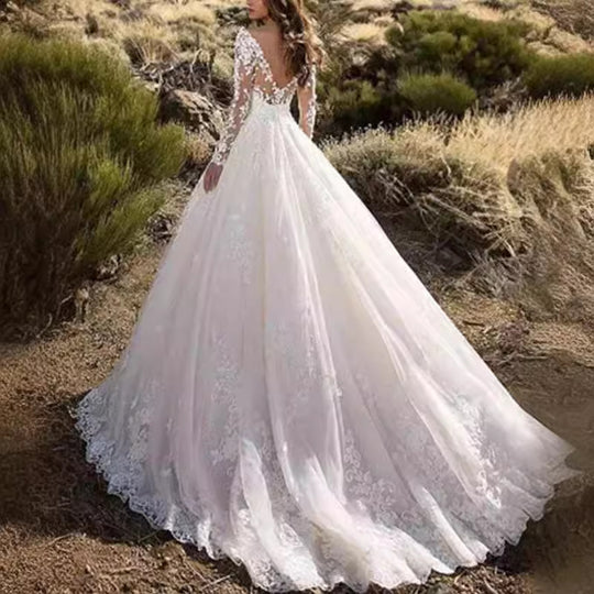 Elegantes Damen Hochzeitskleid mit Spitzenverarbeitung & voluminösem Rock für Hochzeit | EB