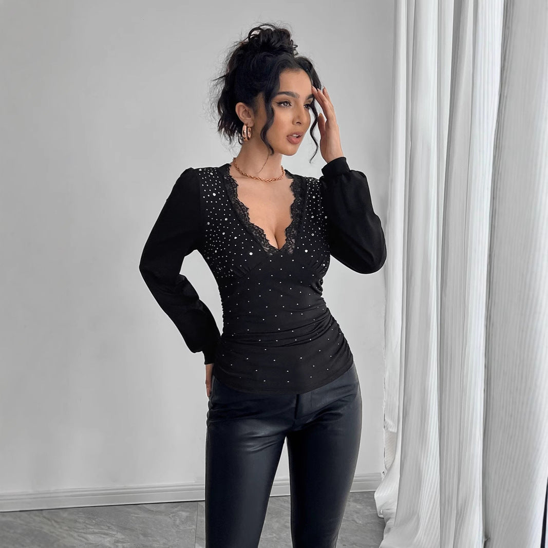 Damen nan tailliertes Langarm-Shirt mit tiefem Spitzen-Dekolleté, Raffung und Kristallbesatz EB