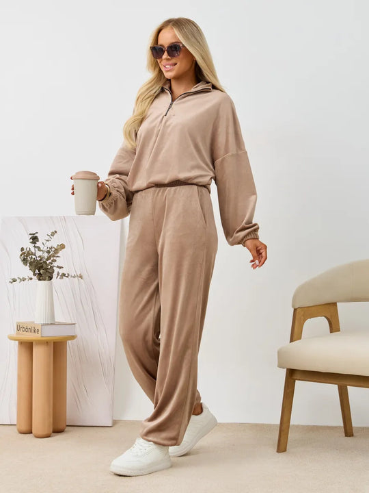 Damen samtiges zweiteiliges Lounge-Set mit Kapuzen-Halbzip und elastischer Bundhose EB