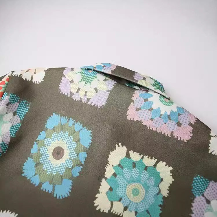 Damen Bunte Blumenjacke mit praktischen Taschen und Knopfdetails EB