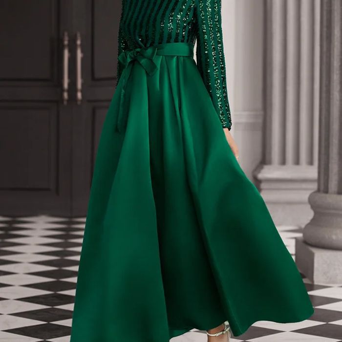 Damen Glamouröses Maxikleid mit Paillettenakzenten und schimmerndem Rock EB