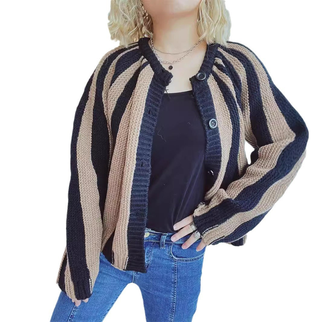 Damen gemütlicher Strickcardigan mit gestreiftem Design und modernen Knopfdetails EB