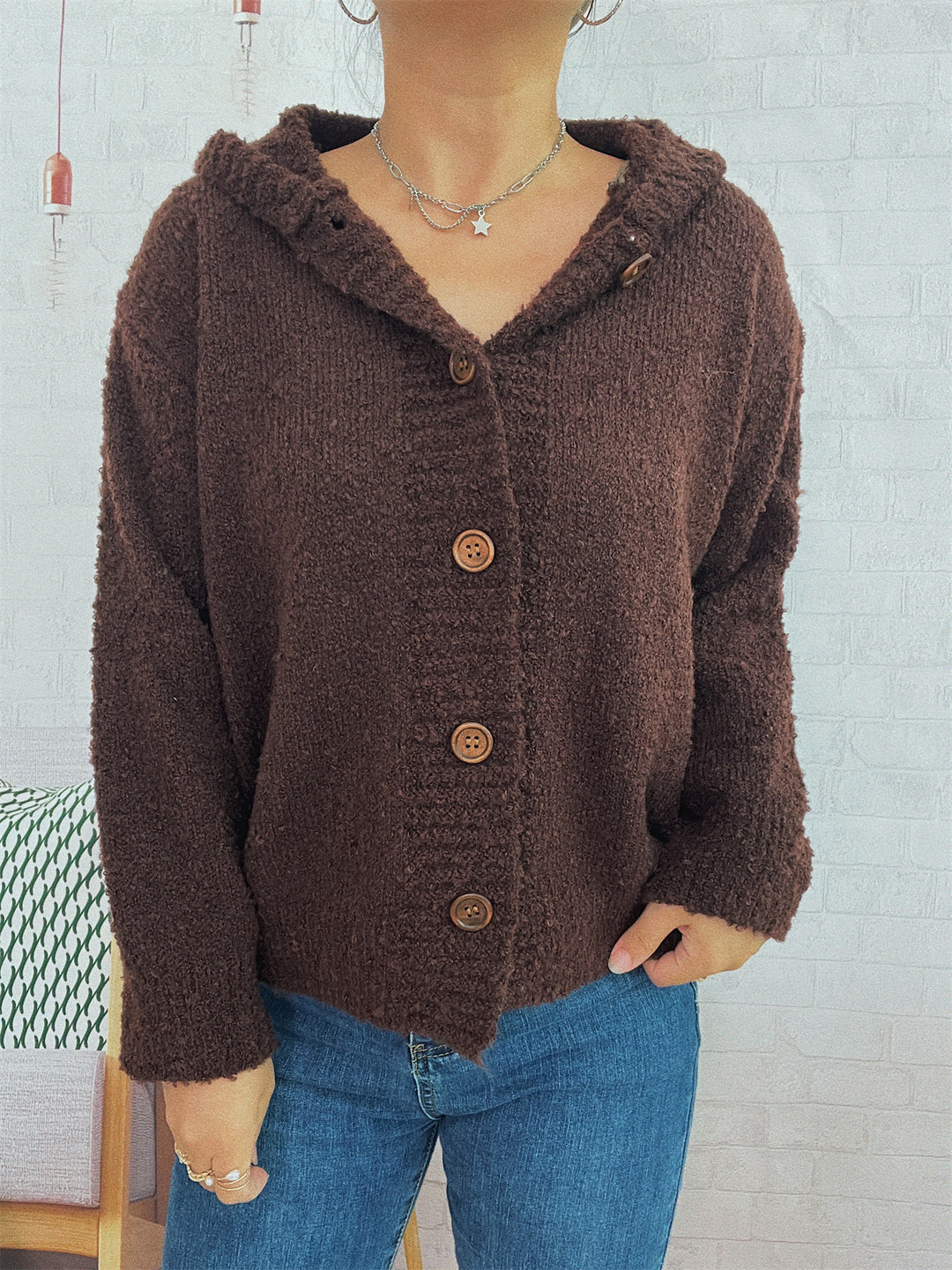 Damen kuschelige Strickjacke mit Kapuze und Knopfdetails EB