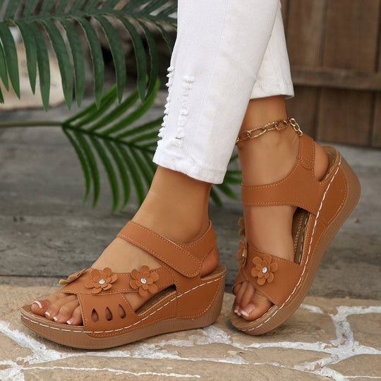 Damen Wedge-Sandalen mit dekorativen Blumenapplikationen und verstellbaren Riemen EB