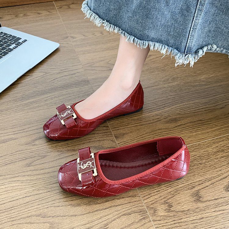 Damen elegante Ballerinas mit glattem Lackfinish und auffälligem Logo EB