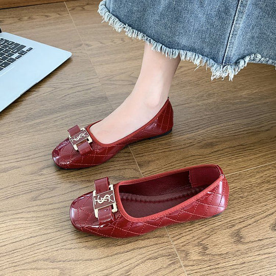 Damen elegante Ballerinas mit glattem Lackfinish und auffälligem Logo EB