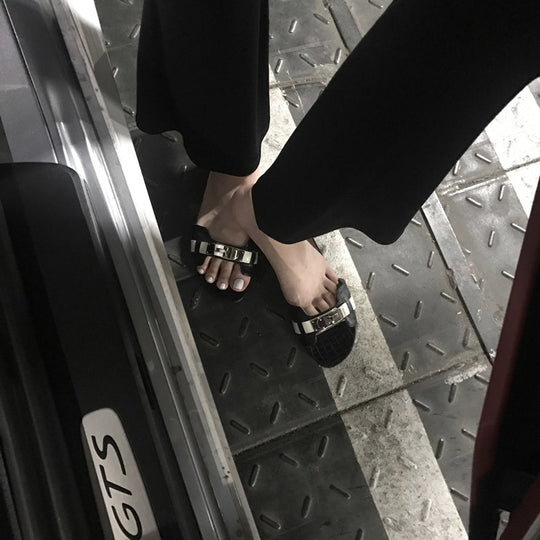 Damen Pantoletten mit elegantem Kettenverschluss und schickem Obermaterial EB