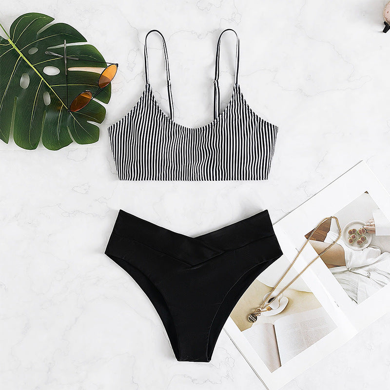 Damen Bikini-Set mit lässigem Streifenoberteil und hochgeschnittenem Slip EB