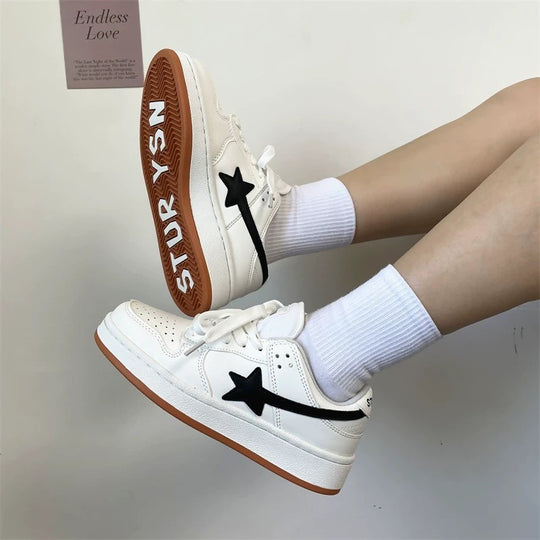 Damen Sneakers im zeitgenössischen Design mit atmungsaktiver Oberflächenstruktur und Gummisohle EB