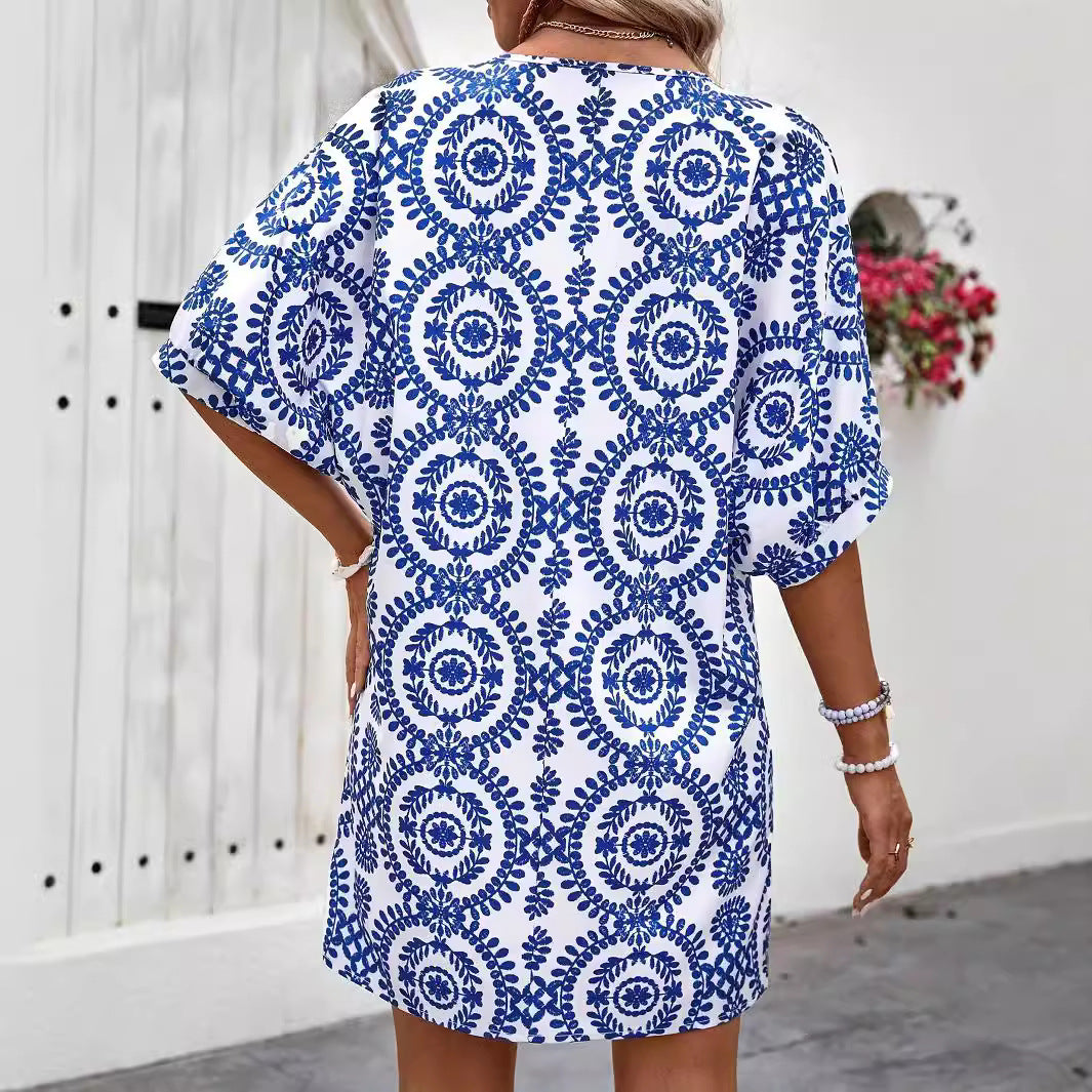 Damen Strandkleid mit elegantem V-Ausschnitt und verspieltem Mustermix EB