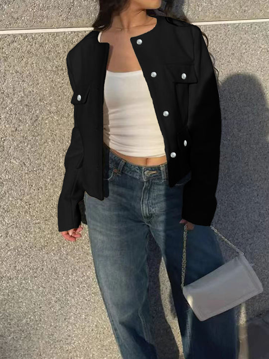 Damen Kurzjacke im Bouclé-Style mit Rundhalsausschnitt, Zierknöpfen und aufgesetzten Pattentaschen EB