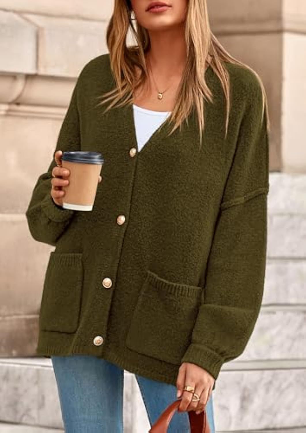 Damen Oversize Strickcardigan mit V-Ausschnitt, goldenen Zierknöpfen und aufgesetzten Taschen EB
