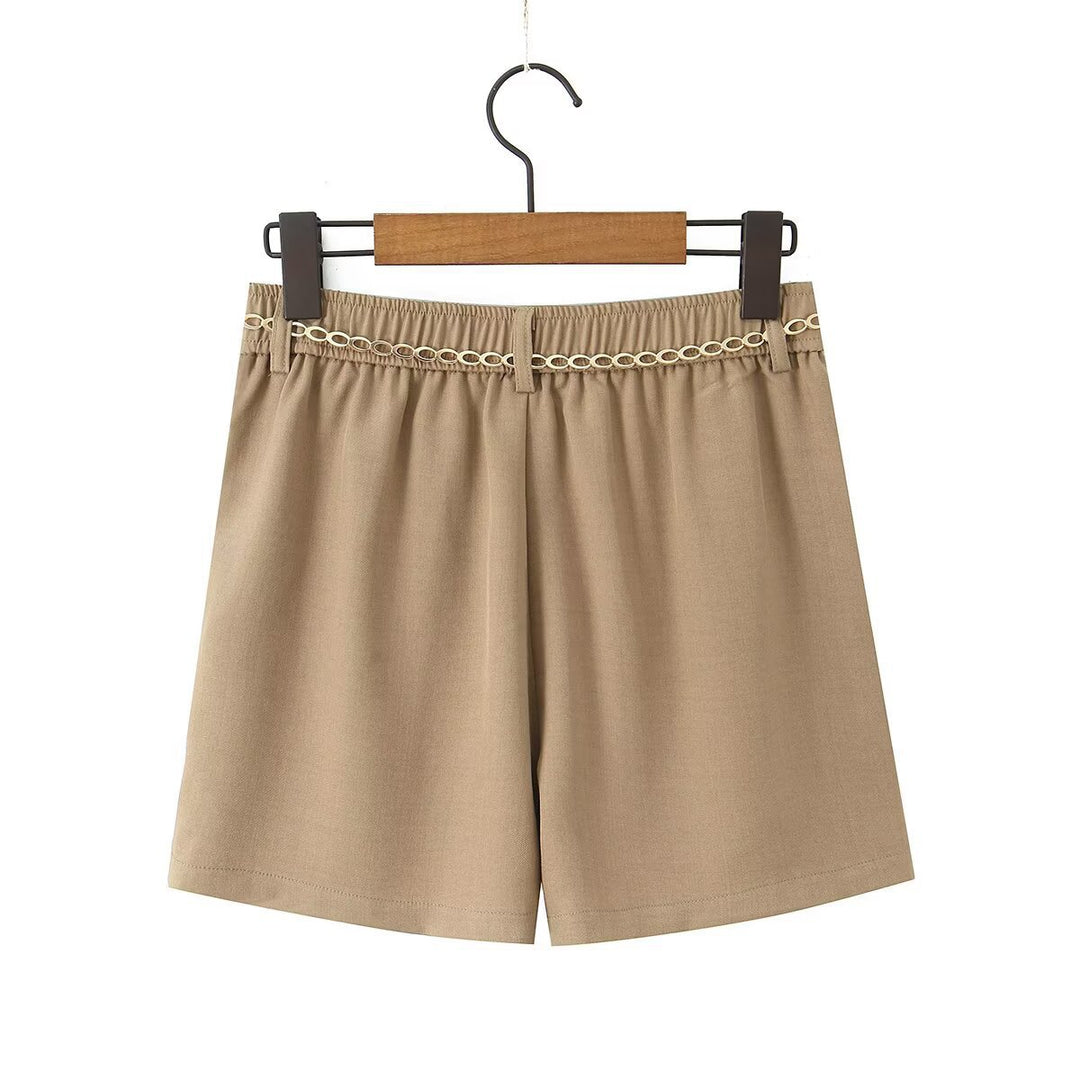 Damen elegante Shorts mit dekorativer Kette und feinen Falten EB