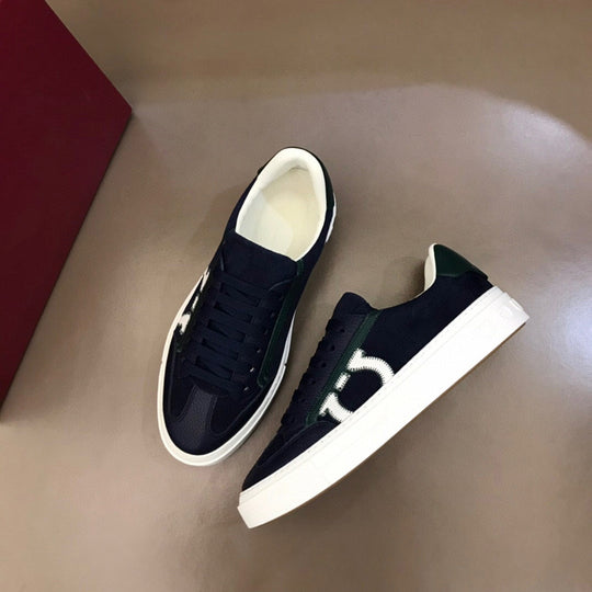 Damen Sportliche Sneakers mit auffälligem Logo-Detail und rutschfester Sohle EB