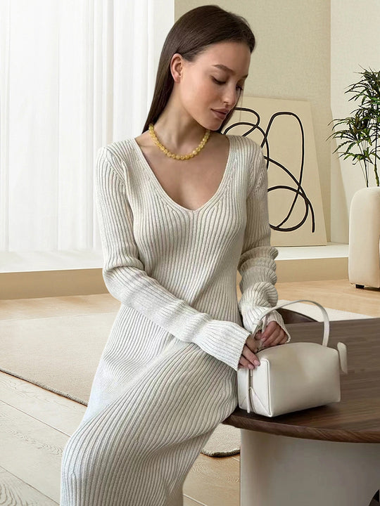 Damen Langarm-Strickkleid mit tiefem V-Ausschnitt und figurbetonter Silhouette EB