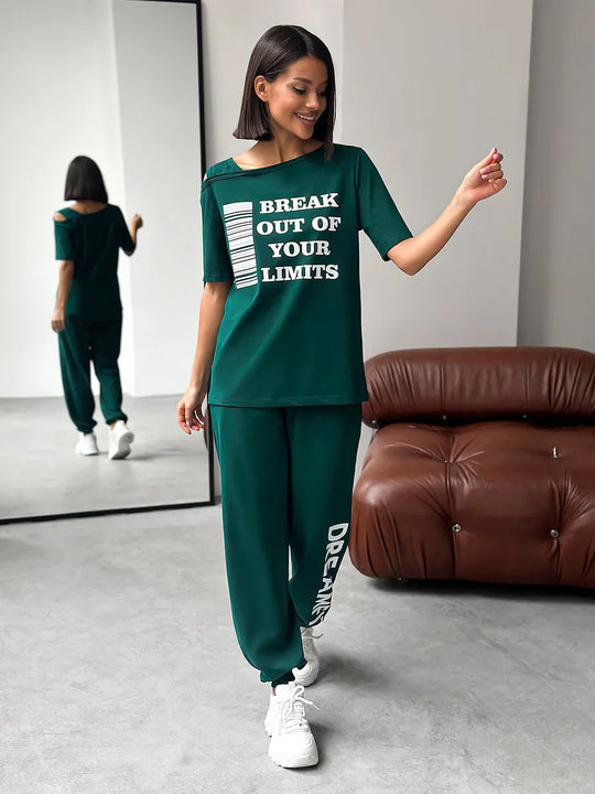 Damen lässiges Lounge-Set mit Cut-Out Schulter und Statement-Print Eichborn Berlin