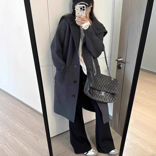 Damen Grobstrickjacke mit voluminösem Schnitt und dekorativen Knöpfen EB