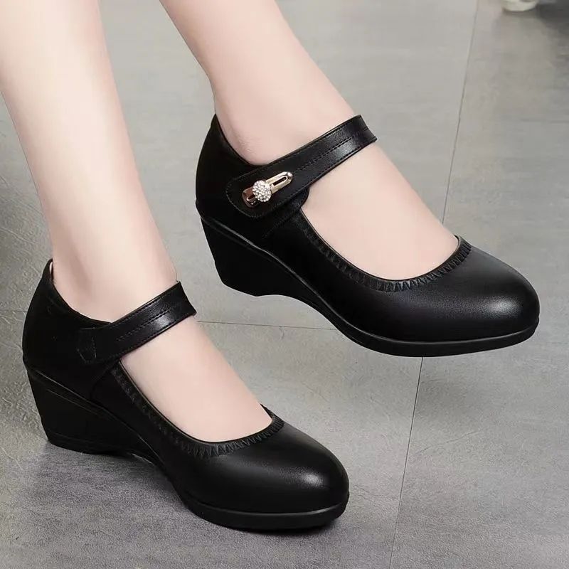 Damen elegante Mary Jane Wedges mit verstellbarem Riemen und dekorativem Detail EB